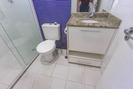 Apartamento à venda com 66m², 2 quartos e 2 vagasBanheiro da suíte 