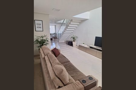 Sala de casa à venda com 3 quartos, 228m² em Lúcio de Abreu, Contagem