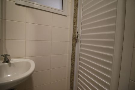 Casa de condomínio à venda com 230m², 3 quartos e 2 vagasBanheiro de serviço