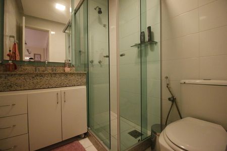 Casa de condomínio à venda com 230m², 3 quartos e 2 vagasBanheiro da sala de cinema 