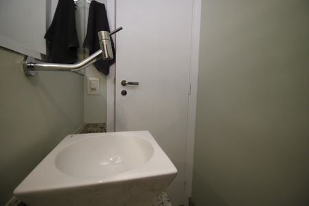 Casa de condomínio à venda com 230m², 3 quartos e 2 vagasLavabo