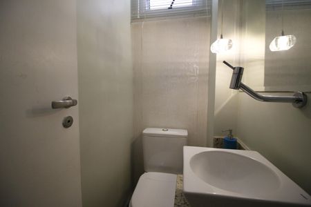 Casa de condomínio à venda com 230m², 3 quartos e 2 vagasLavabo