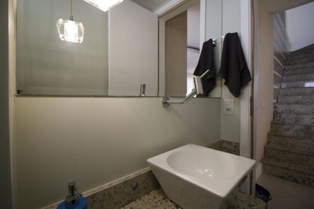 Casa de condomínio à venda com 230m², 3 quartos e 2 vagasLavabo