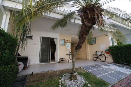 Casa de condomínio à venda com 230m², 3 quartos e 2 vagasFachada