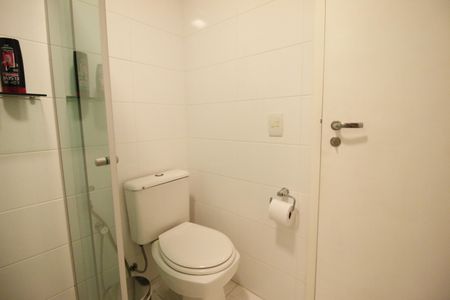 Casa de condomínio à venda com 230m², 3 quartos e 2 vagasBanheiro da sala de cinema 