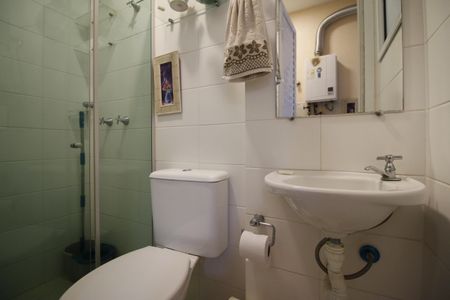 Casa de condomínio à venda com 230m², 3 quartos e 2 vagasBanheiro de serviço