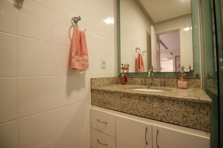 Casa de condomínio à venda com 230m², 3 quartos e 2 vagasBanheiro da sala de cinema 