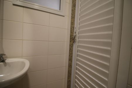 Casa de condomínio à venda com 230m², 3 quartos e 2 vagasBanheiro de serviço