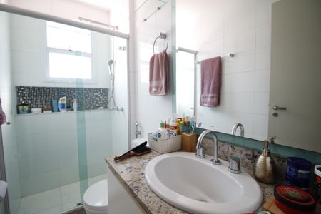 Casa de condomínio à venda com 230m², 3 quartos e 2 vagasBanheiro da Suíte 1