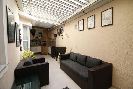 Casa de condomínio à venda com 230m², 3 quartos e 2 vagasQuintal