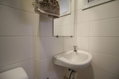 Casa de condomínio à venda com 230m², 3 quartos e 2 vagasBanheiro de serviço