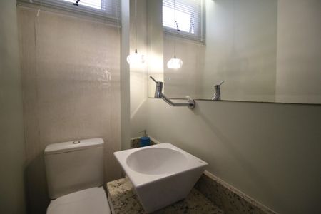 Casa de condomínio à venda com 230m², 3 quartos e 2 vagasLavabo