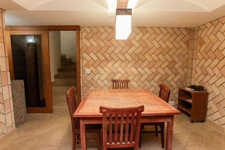 Casa de condomínio para alugar com 500m², 3 quartos e 6 vagasAdega