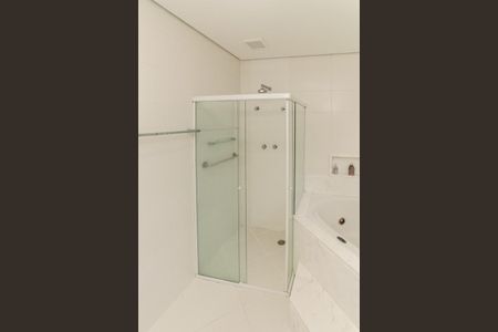 Casa de condomínio para alugar com 500m², 3 quartos e 6 vagasBanheiro da Suíte 1