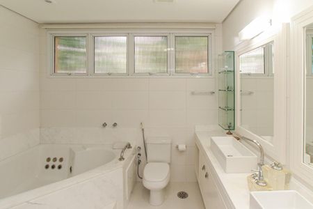 Casa de condomínio para alugar com 500m², 3 quartos e 6 vagasBanheiro da Suíte 1