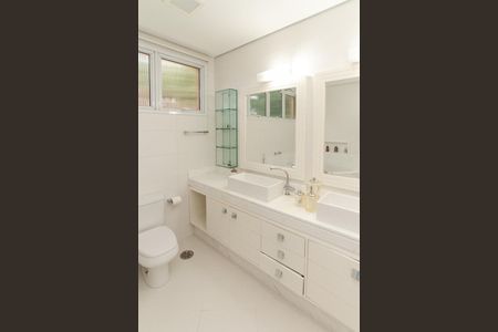 Casa de condomínio para alugar com 500m², 3 quartos e 6 vagasBanheiro da Suíte 1