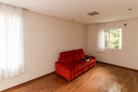 Casa de condomínio para alugar com 500m², 3 quartos e 6 vagasSala de TV