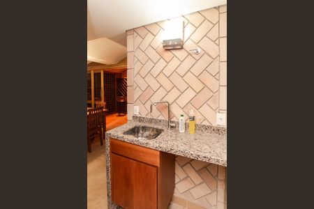 Casa de condomínio para alugar com 500m², 3 quartos e 6 vagasAdega