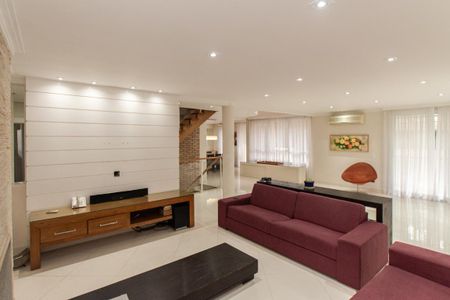 Casa de condomínio para alugar com 500m², 3 quartos e 6 vagasSala