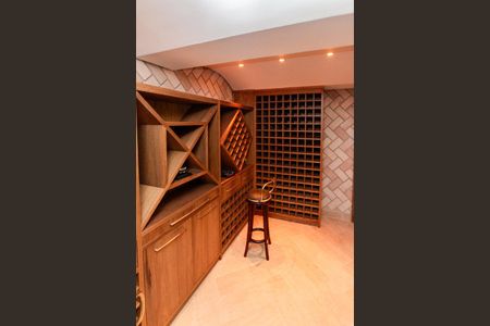 Casa de condomínio para alugar com 500m², 3 quartos e 6 vagasAdega