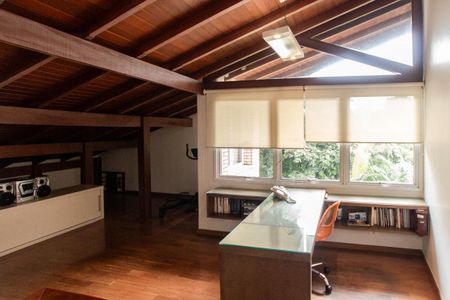 Casa de condomínio para alugar com 500m², 3 quartos e 6 vagasEscritório