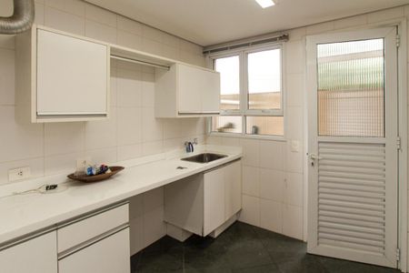 Casa de condomínio para alugar com 500m², 3 quartos e 6 vagasÁrea de Serviço