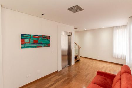 Casa de condomínio para alugar com 500m², 3 quartos e 6 vagasSala de TV