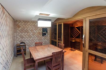 Casa de condomínio para alugar com 500m², 3 quartos e 6 vagasAdega