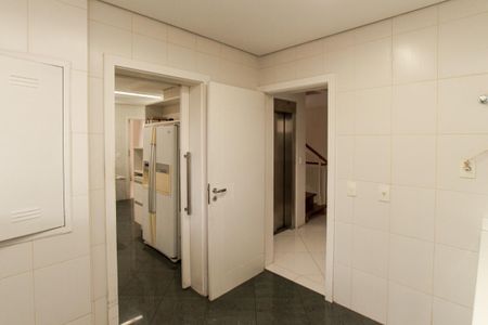 Casa de condomínio para alugar com 500m², 3 quartos e 6 vagasÁrea de Serviço