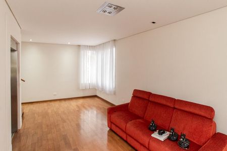 Casa de condomínio para alugar com 500m², 3 quartos e 6 vagasSala de TV