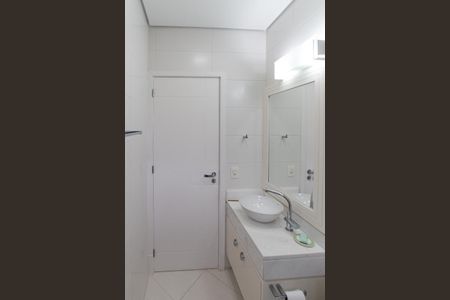 Casa de condomínio para alugar com 500m², 3 quartos e 6 vagasBanheiro da Suíte 2