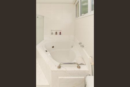 Casa de condomínio para alugar com 500m², 3 quartos e 6 vagasBanheiro da Suíte 1