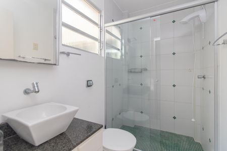 Banheiro de apartamento à venda com 1 quarto, 53m² em Menino Deus, Porto Alegre