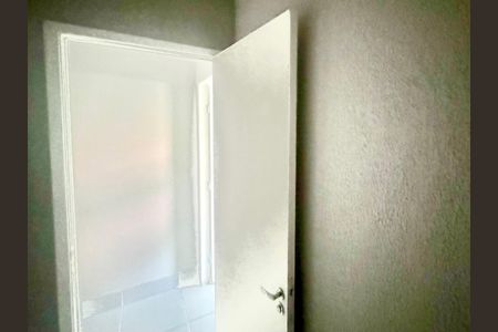 Banheiro de kitnet/studio para alugar com 1 quarto, 30m² em Parque Continental Ii, Guarulhos