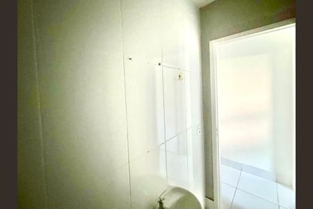 Banheiro de kitnet/studio para alugar com 1 quarto, 30m² em Parque Continental Ii, Guarulhos