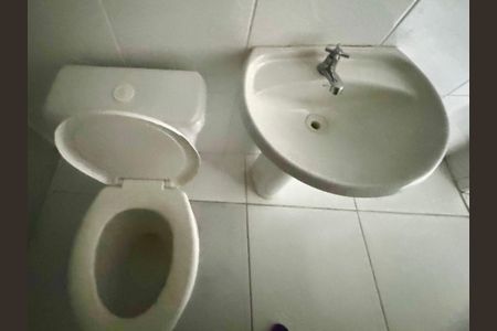 Banheiro de kitnet/studio para alugar com 1 quarto, 30m² em Parque Continental Ii, Guarulhos