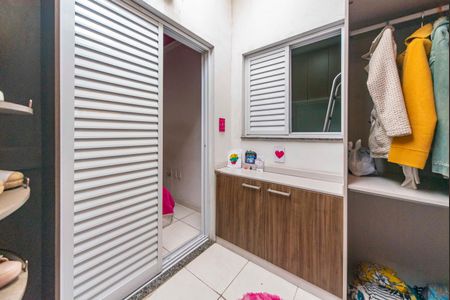 Apartamento à venda com 50m², 2 quartos e 1 vaga Apartamento à venda com 50m², 2 quartos e 1 vagaVaranda e Closet do Quarto 2