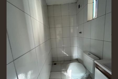 Banheiro de casa para alugar com 1 quarto, 63m² em Vila Valqueire, Rio de Janeiro