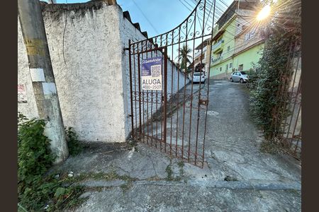 Fachada + placa de casa para alugar com 1 quarto, 63m² em Vila Valqueire, Rio de Janeiro