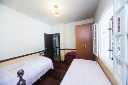 Casa de condomínio à venda com 200m², 3 quartos e 3 vagasquarto 2