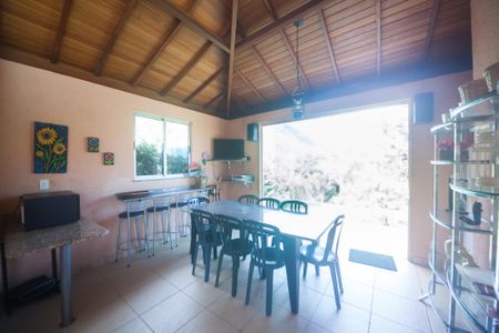 Casa de condomínio à venda com 200m², 3 quartos e 3 vagasChurrasqueira