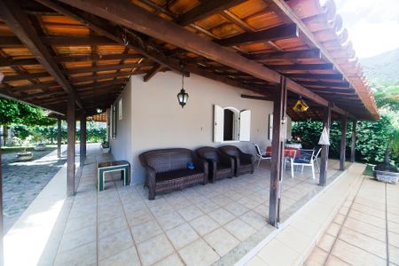 Casa de condomínio à venda com 200m², 3 quartos e 3 vagasVaranda