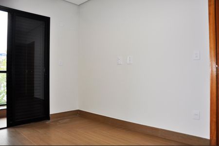 Casa para alugar com 115m², 2 quartos e 4 vagas Casa para alugar com 115m², 2 quartos e 4 vagasDetalhe - Quarto 01 com Suíte e Varanda