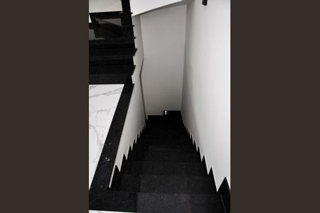 Casa para alugar com 115m², 2 quartos e 4 vagas Casa para alugar com 115m², 2 quartos e 4 vagasDetalhe - Escada Garagem e Área de Serviço