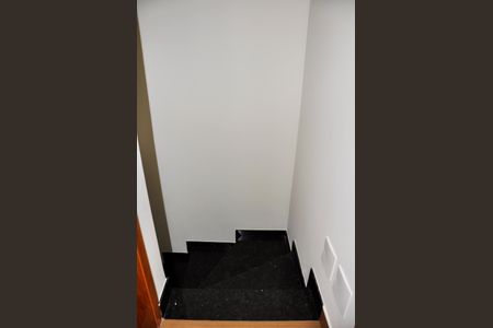 Casa para alugar com 115m², 2 quartos e 4 vagas Casa para alugar com 115m², 2 quartos e 4 vagasDetalhe - Escada Quartos