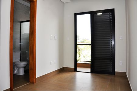 Casa para alugar com 115m², 2 quartos e 4 vagas Casa para alugar com 115m², 2 quartos e 4 vagasDetalhe - Quarto 02 com Suíte e Varanda