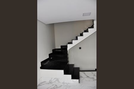 Casa para alugar com 115m², 2 quartos e 4 vagas Casa para alugar com 115m², 2 quartos e 4 vagasDetalhe - Escada Quartos