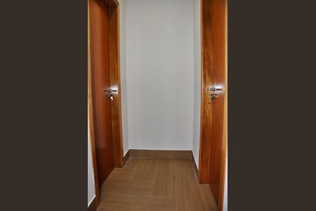 Casa para alugar com 115m², 2 quartos e 4 vagas Casa para alugar com 115m², 2 quartos e 4 vagasDetalhe - Hall Quartos