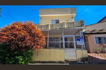 Casa à venda com 100m², 3 quartos e 2 vagas Casa à venda com 100m², 3 quartos e 2 vagasFachada