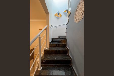 Casa à venda com 110m², 3 quartos e 2 vagasEscada